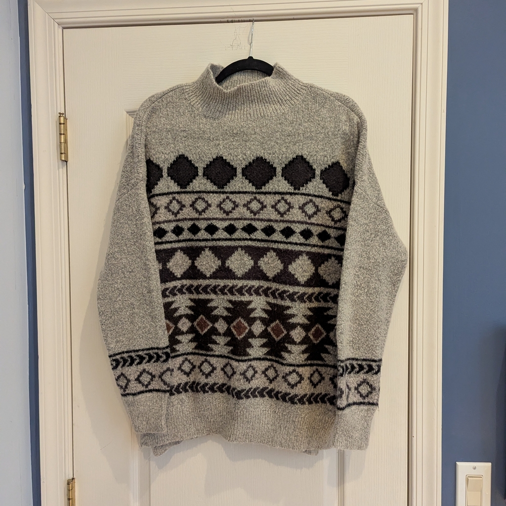 VENUS Turtleneck Sweater with Geometric Patterns